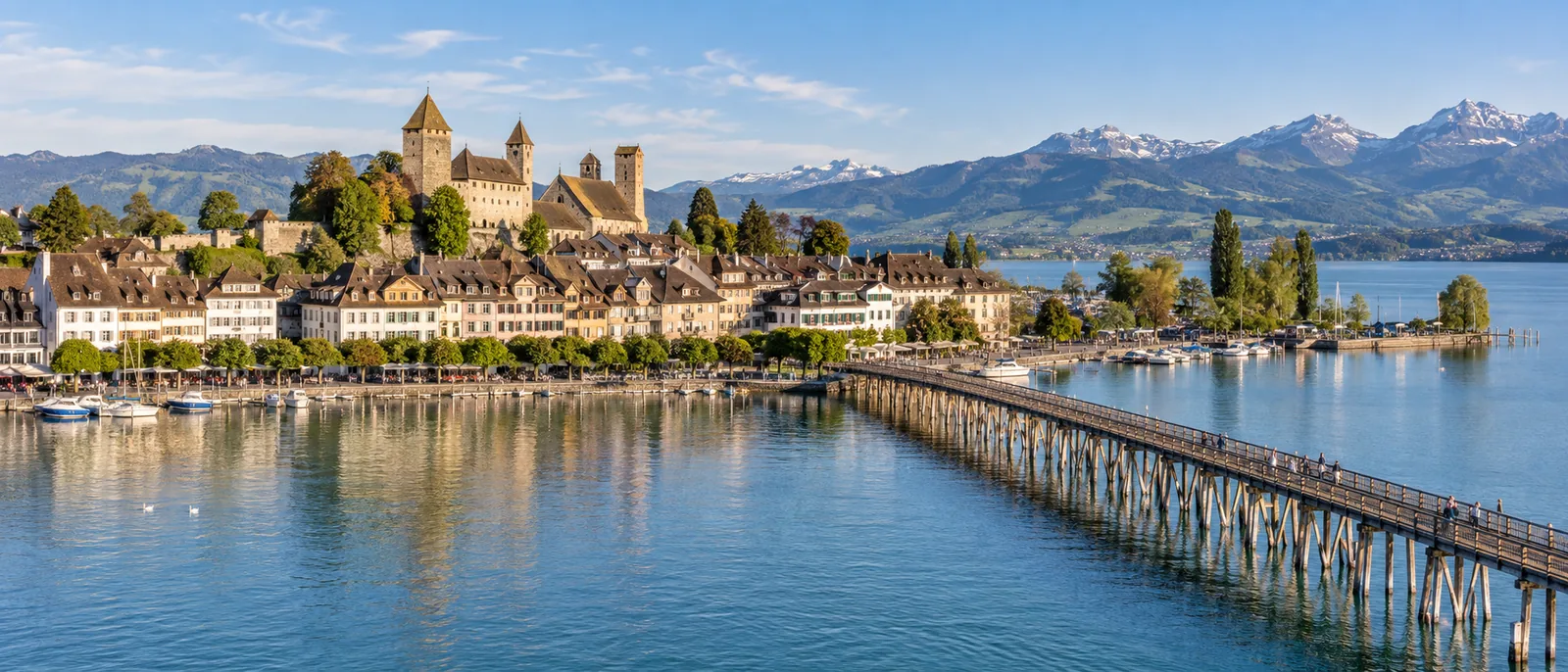 Rapperswil am Zürichsee mit Schloss auf dem Lindenhof-Hügel und der langen Holzbrücke über den See