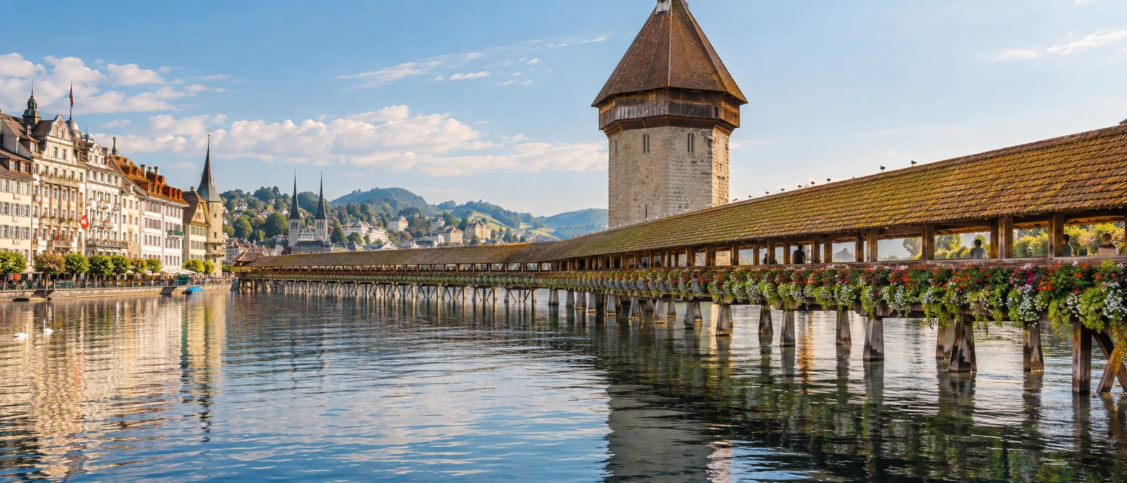 Die Kapellbrücke in Luzern über der Reuss mit dem Wasserturm und der Altstadt im Hintergrund