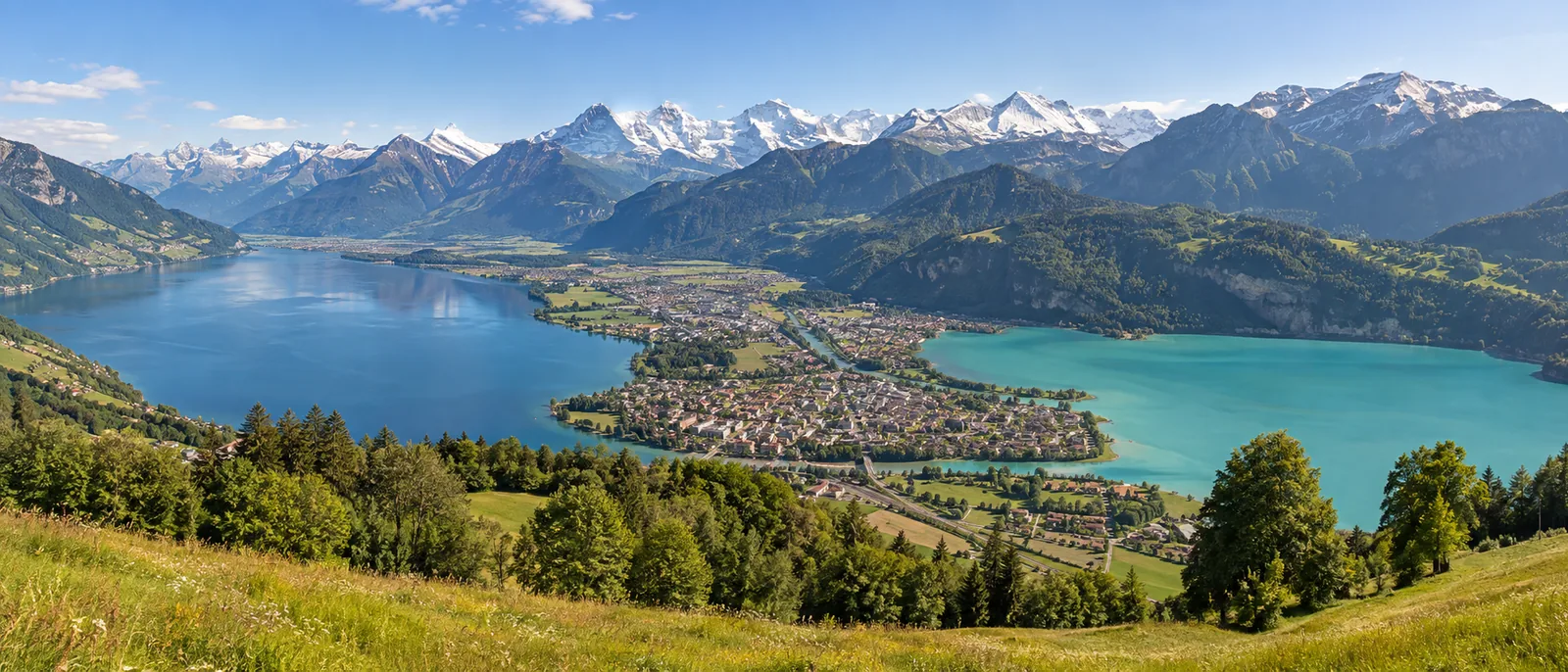Interlaken auf der schmalen Landzunge zwischen Thunersee und Brienzersee, im Hintergrund die Berner Alpen